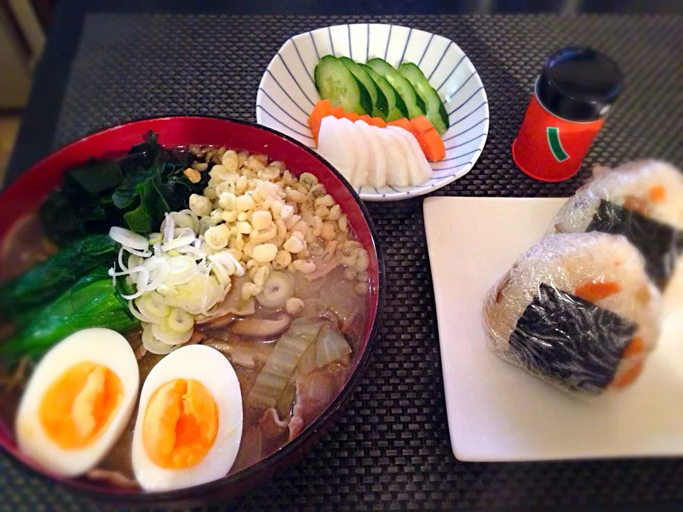 Snapdishの料理写真:豚温そば、炊き込みご飯おにぎり、浅漬け|ayumiさん