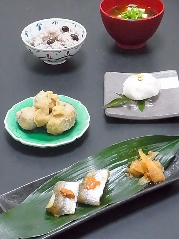 今晩は、かますの雲丹乗せ焼き、数の子糸かつお和え、里芋のごま味噌煮、菊花かぶら、わかめと豆腐の味噌汁、黒豆ご飯

雲丹や数の子はお正月の名残り。でも冷蔵庫に有るといいものです(^^)

敷いている葉蘭、里芋、かぶら、黒豆は田舎からの物。
わかめは鳴門産。

今日も美味しかった！|akazawa3さん