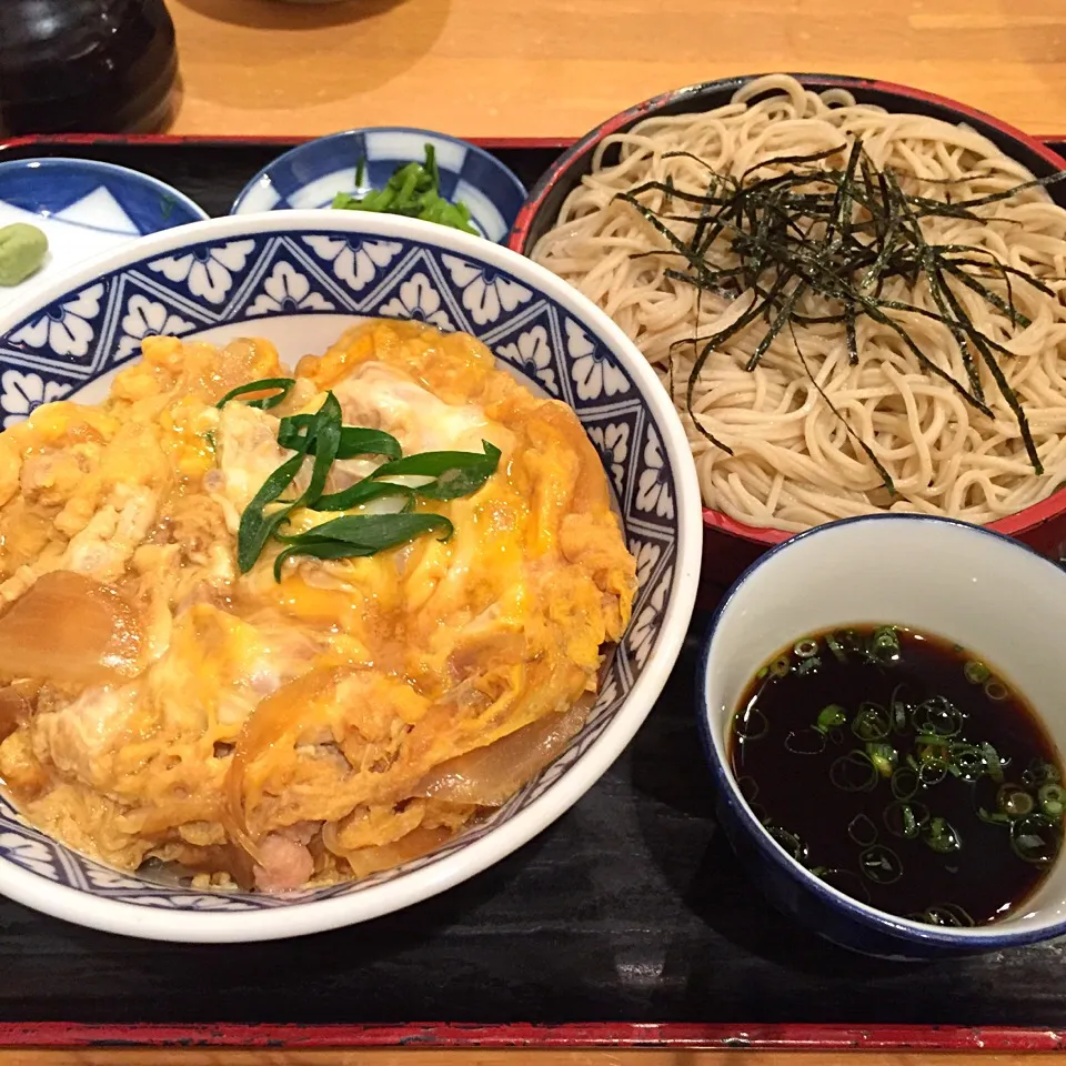 Snapdishの料理写真:親子丼とおそばのセット(ざる)|maixx ใหม่さん