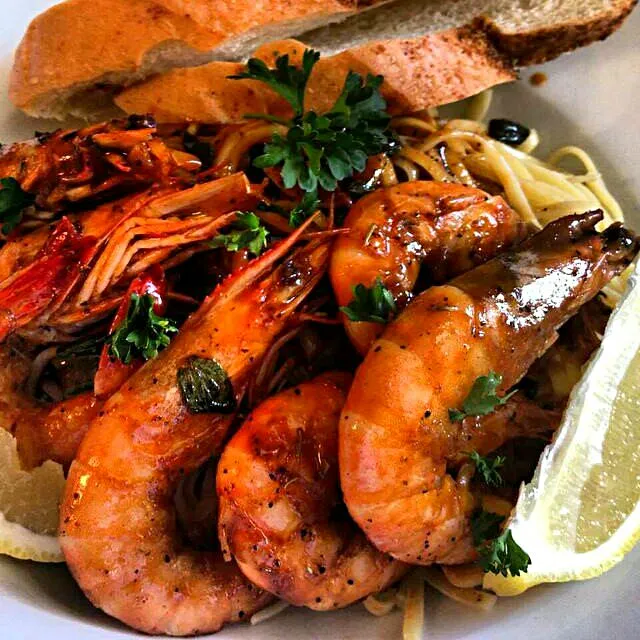 Hot and Spicy Food Day 🔥 😋 🔥 Chef Charles Wilford Louisiana BBQ Shrimp 🍤 🔥 😋 🔥 #Dinner #Main dish ❤ Garlic French #Bread 😆 #Side dish 😆 #Seafood 🌊|Alisha GodsglamGirl Matthewsさん