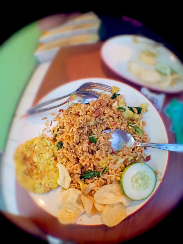 Snapdishの料理写真:Indonesian Fried Rice|fatinhattaさん