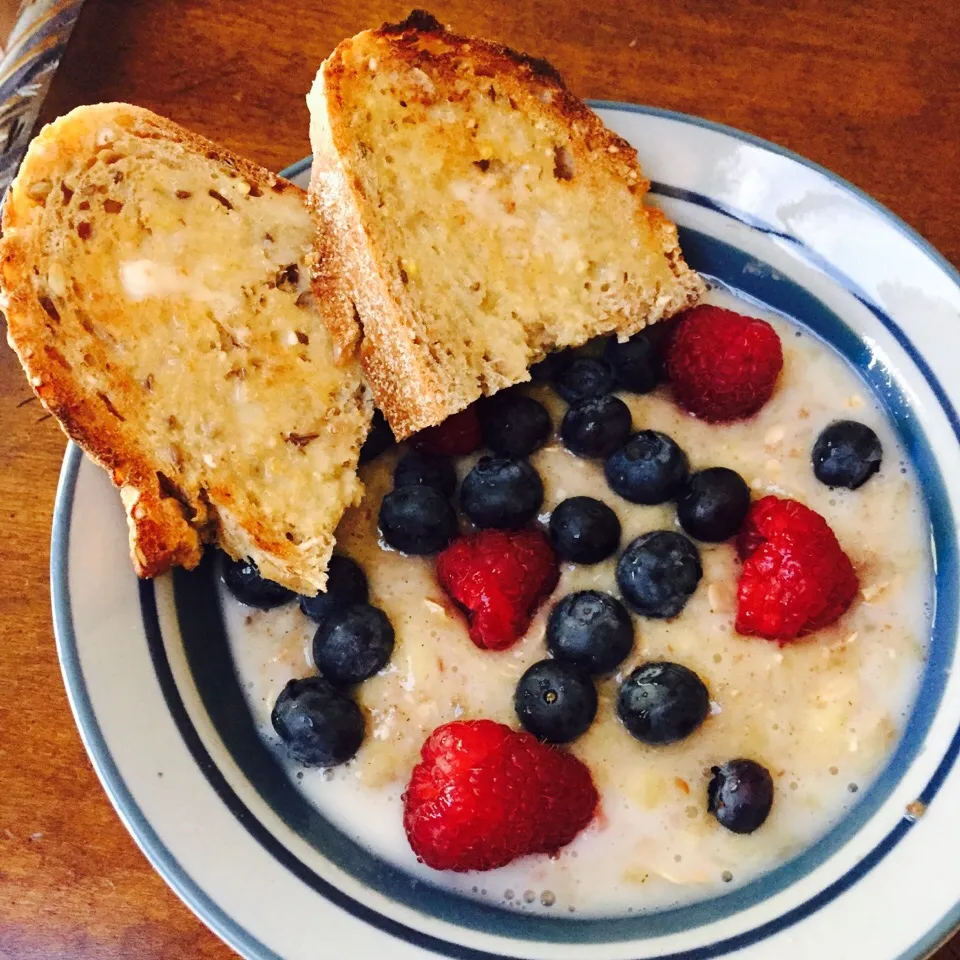 Banana Masada with almond milk and berries. Whole wheat bread|victoria valerioさん