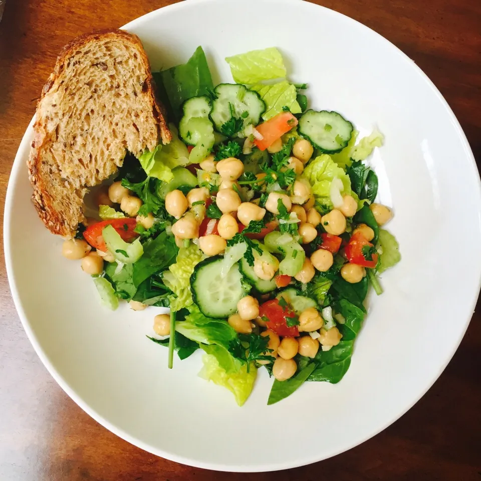 Garbanzo bean salad with whole wheat bread|victoria valerioさん