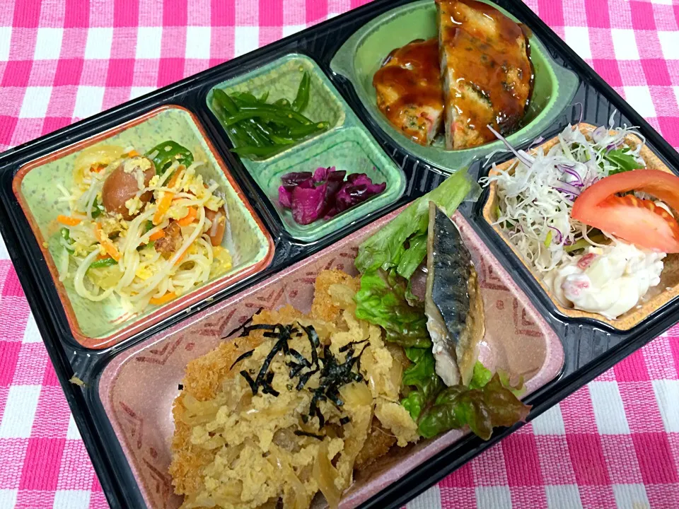 Snapdishの料理写真:カツ煮 日替わり弁当 豊川市配達|Naokazu Kuritaさん