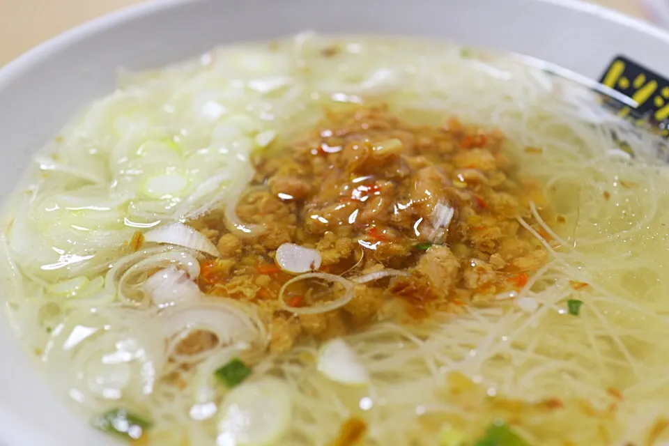 いなばのとりそぼろとバジル缶で汁米麺|マハロ菊池さん