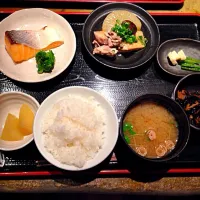 Snapdishの料理写真:和食 鮭 鶏肉 大根 りんご コンポート 味噌汁 ひじき 漬物|HACCHIさん