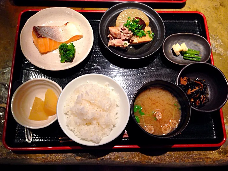 Snapdishの料理写真:和食 鮭 鶏肉 大根 りんご コンポート 味噌汁 ひじき 漬物|HACCHIさん