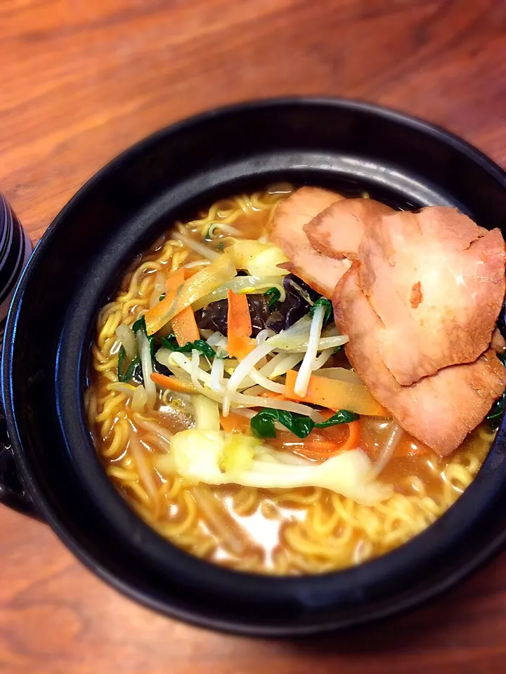 ラ王袋麺で味噌ラーメン きくらげ入り炒め野菜と焼豚切り落とし乗せ 2015.1.17|キラ姫さん