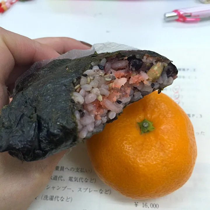 Snapdishの料理写真:節約のため(╥﹏╥)おにぎらず|いつみさん