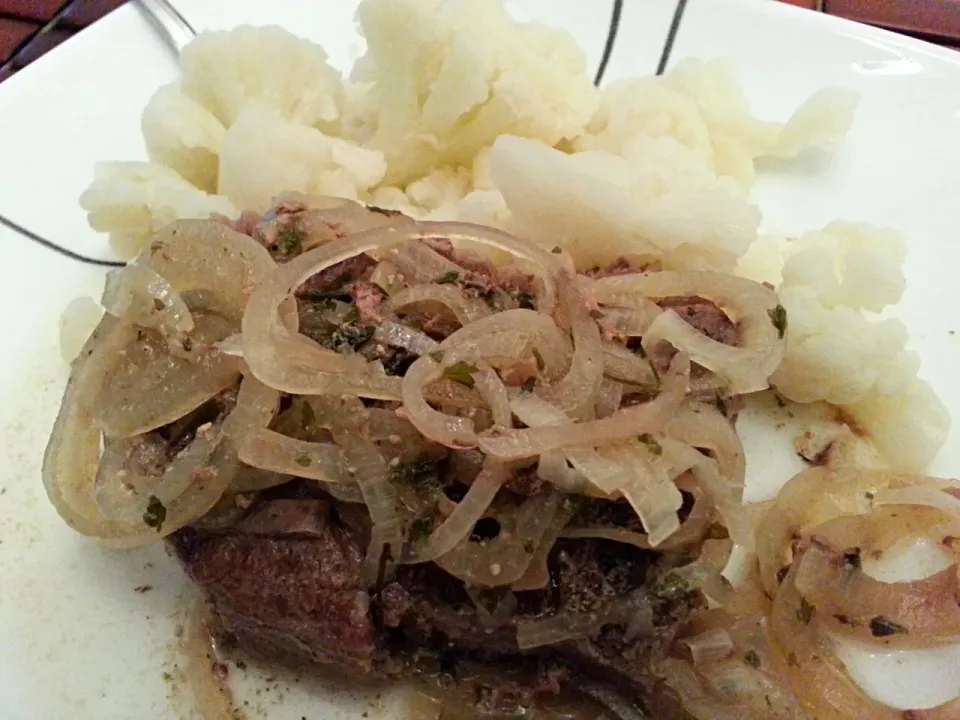 Herb Roast Beef with Shallots & Cauliflower|Melissa Marie Hallさん