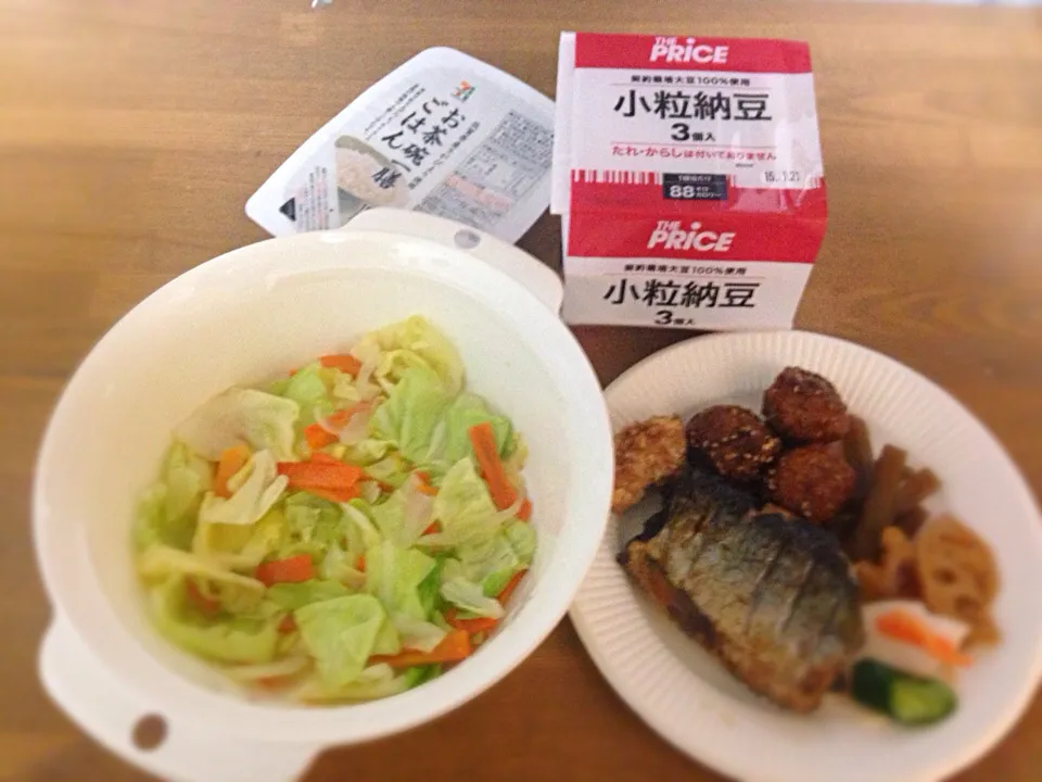 宿ぐらしの晩ごはん レンジでチン野菜 ニシン塩焼き 肉団子から揚げ れんこんきんぴら ふき 納豆 カブ浅漬け|ぽんたさん