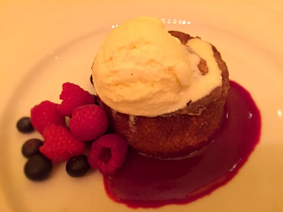 Butter cake with vanilla ice cream|Kim Hansonさん