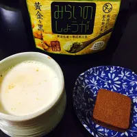 Ginger milk tea with chocolate biscuit|Linting Huangさん