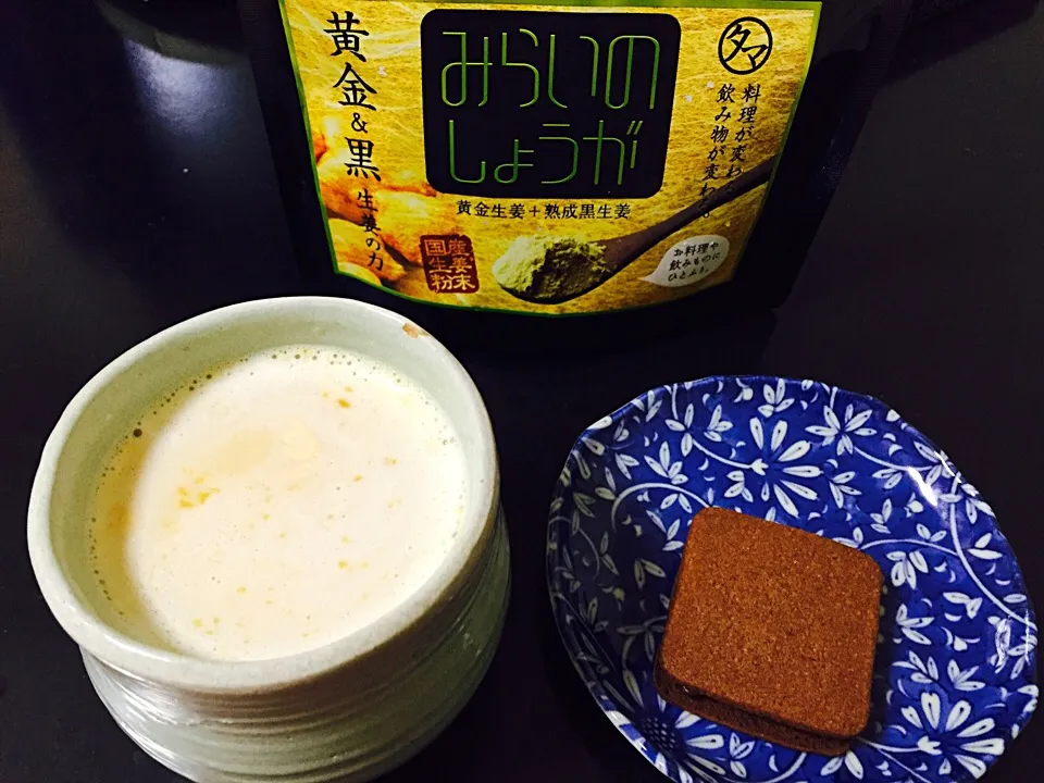 Snapdishの料理写真:Ginger milk tea with chocolate biscuit|Linting Huangさん