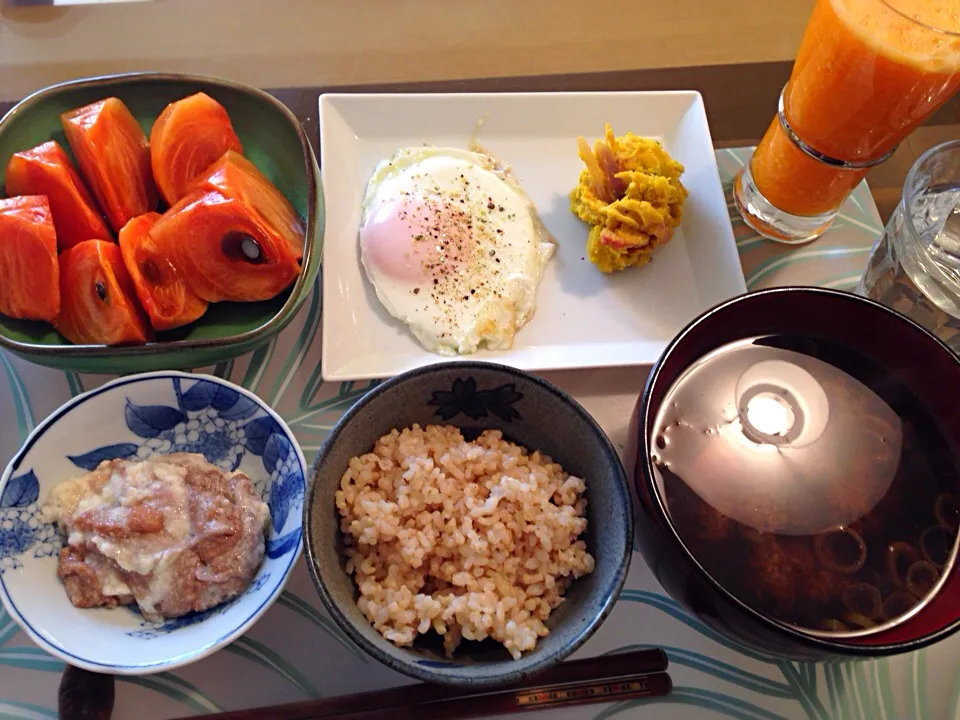 健康朝ごはん(目玉焼き、カボチャサラダ、自然薯、豆腐の味噌汁、玄米、柿、生みかんジュース)|Tomokoさん