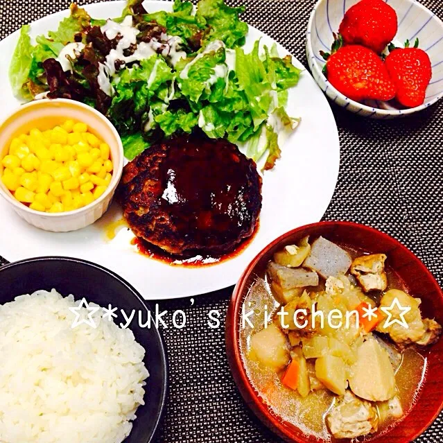 今日の夕食は食べる味噌汁の薩摩汁とハンバーグプレート♡デザートはいちご♡|☆*yuko's kitchen*☆さん