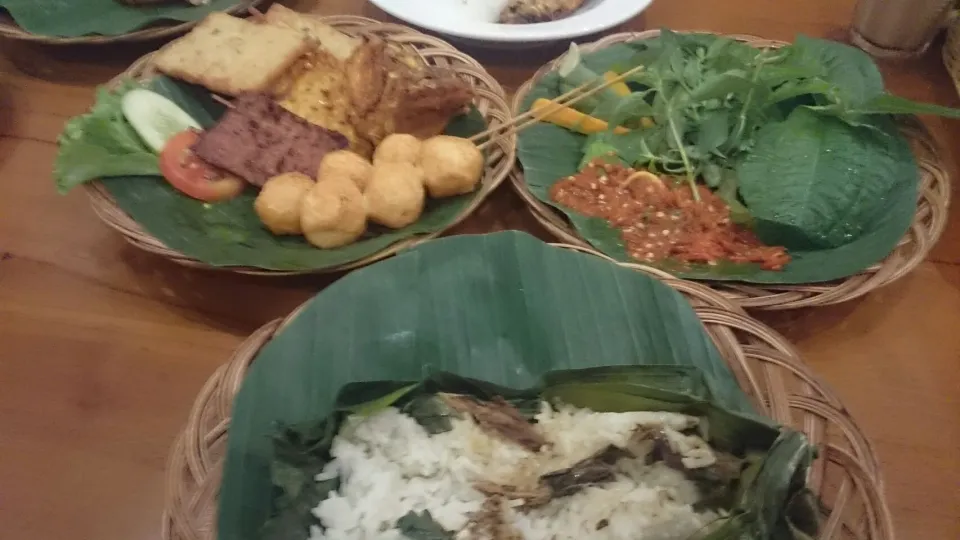 Nasi Bakar Peda, Lalap dan sambal, empal, bakwan, ayam goreng,  khas sunda utk Makan Siang Ulang tahun 😀|Tasia Sakuntalaさん