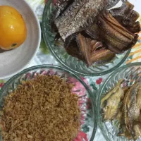 Snapdishの料理写真:Adobo flakes, dried fish (bia and espada) with tomato and fried rice|natz lorenzanaさん