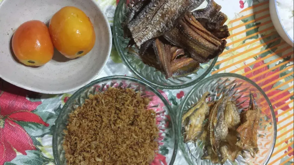 Adobo flakes, dried fish (bia and espada) with tomato and fried rice|natz lorenzanaさん