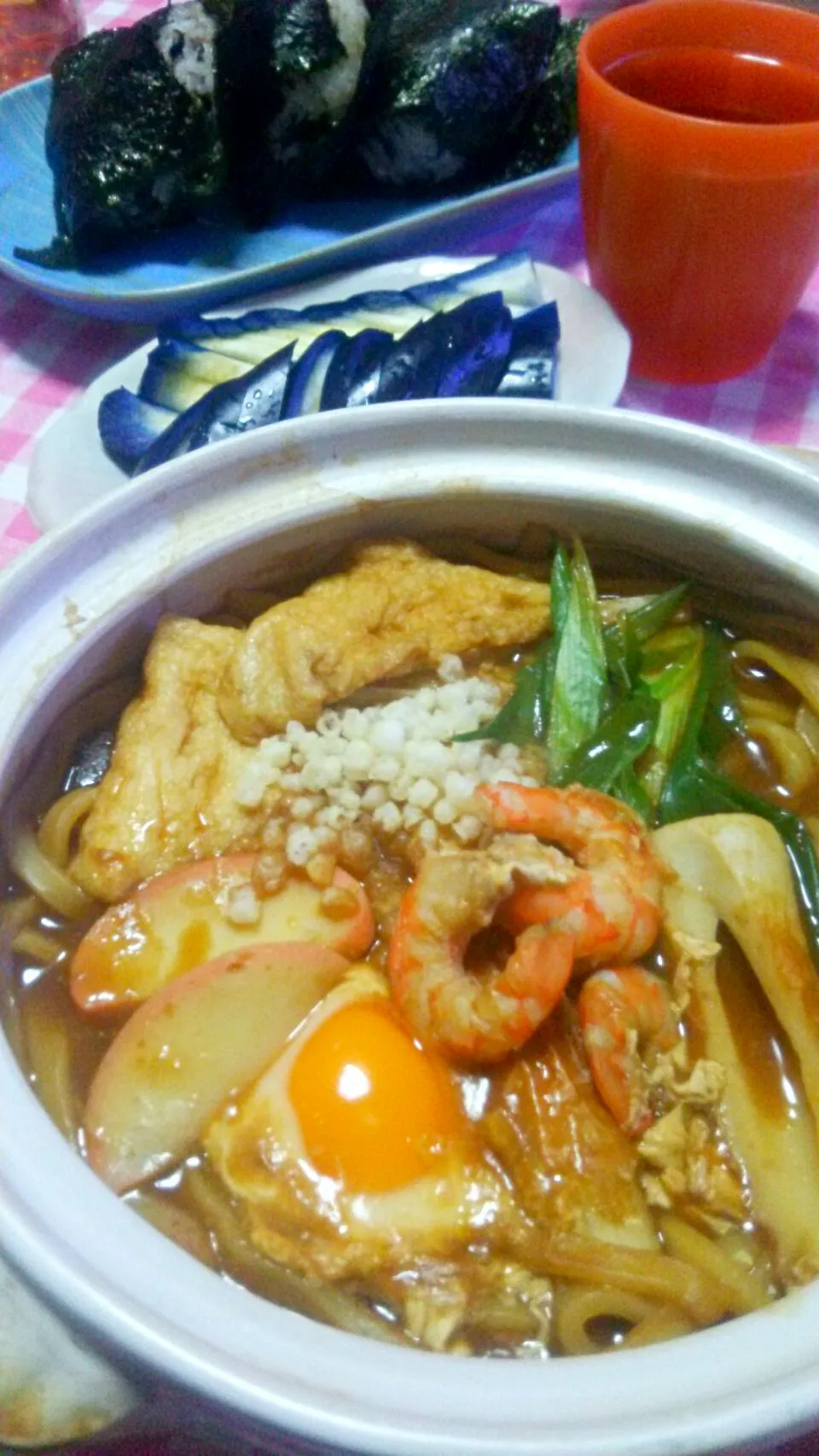 味噌煮込みうどん(海老･油揚げ･ちくわ･蒲鉾･卵･椎茸･青ねぎ･天かす)、おにぎり(梅しそひじき･海苔)、茄子浅漬け|まあるさん