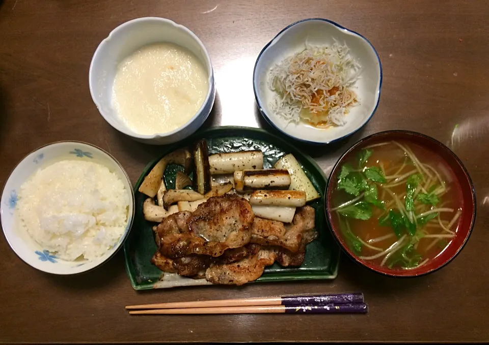 豚ロース塩焼きとろろ添え しらすおろし 鶏肉と根菜豆腐のすまし汁 白ご飯|Junko Tominagaさん