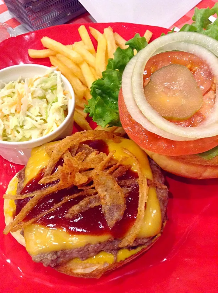 BASEバーガー 自家製BBQソース+チェダーチーズ追加（ポテトフライ、コールスローサラダ）@American Diner URaWA BASE（浦和）|Kazuya Miyukiさん