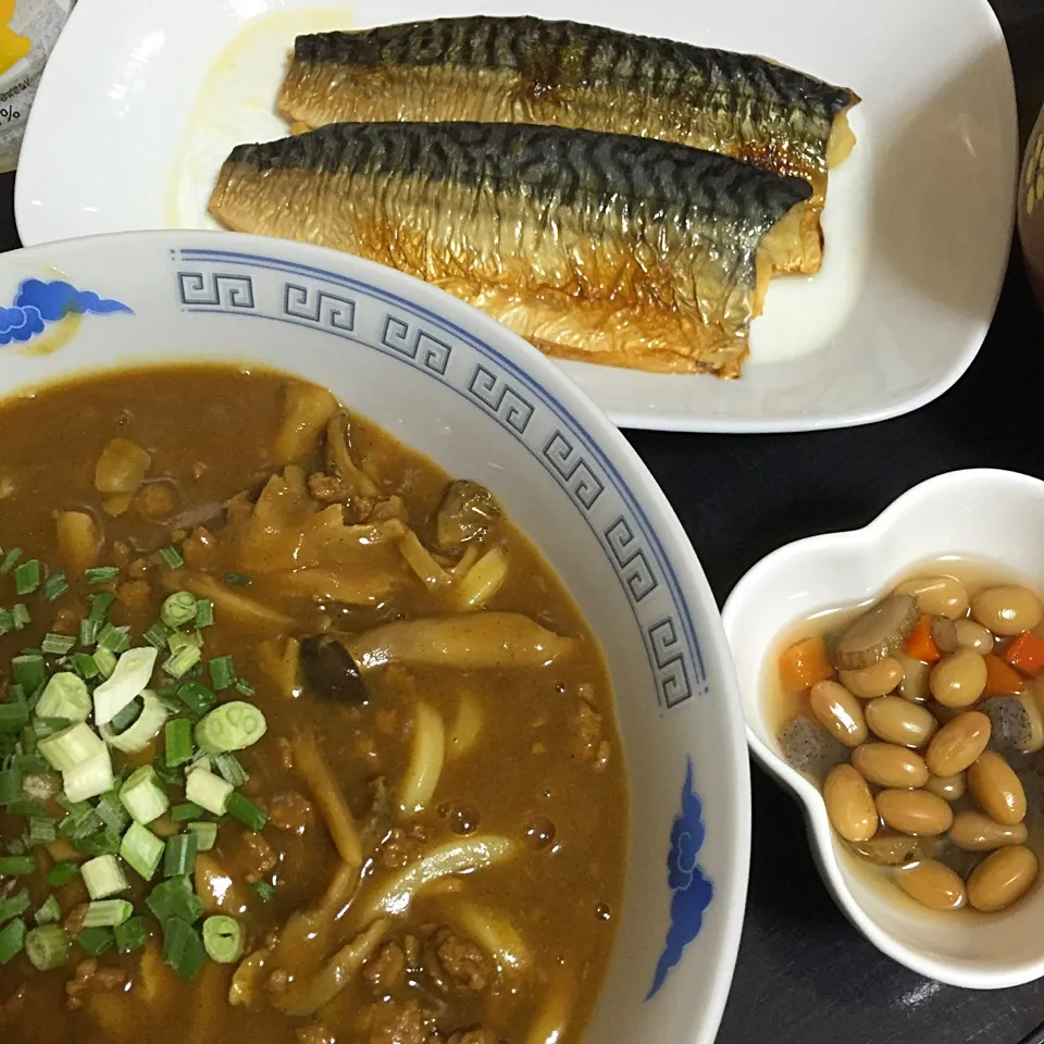 今日の晩ご飯は、きのこのカレーうどん、鯖の塩焼き、五目豆。|ゆえさん