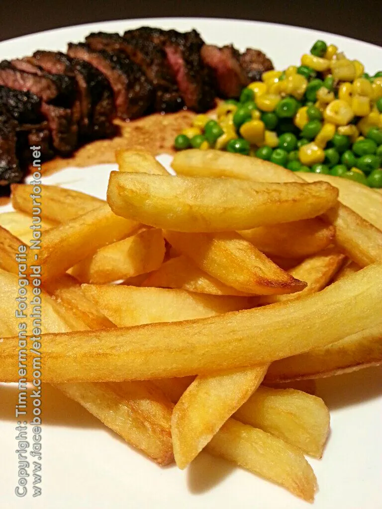 Fresh fries with beef and green peas with corn|Frank&Jolanda - Eteninbeeldさん