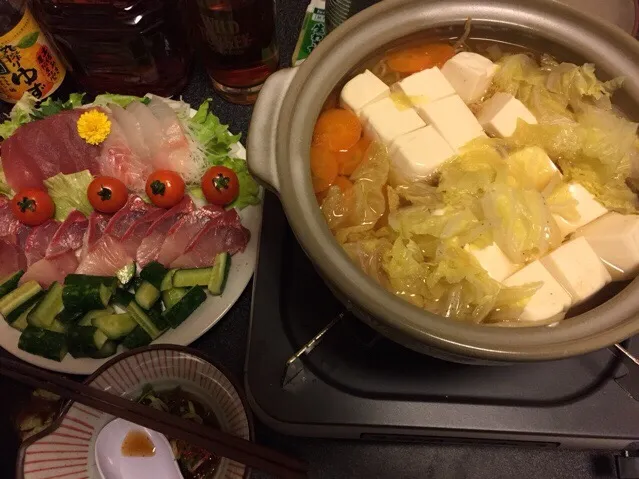 湯豆腐、鮪とバトウ、鰤のお刺身、レタス、塩もみキュウリ、ミニトマト🍅❗️꒰✩'ω`ૢ✩꒱✨|サソリさん