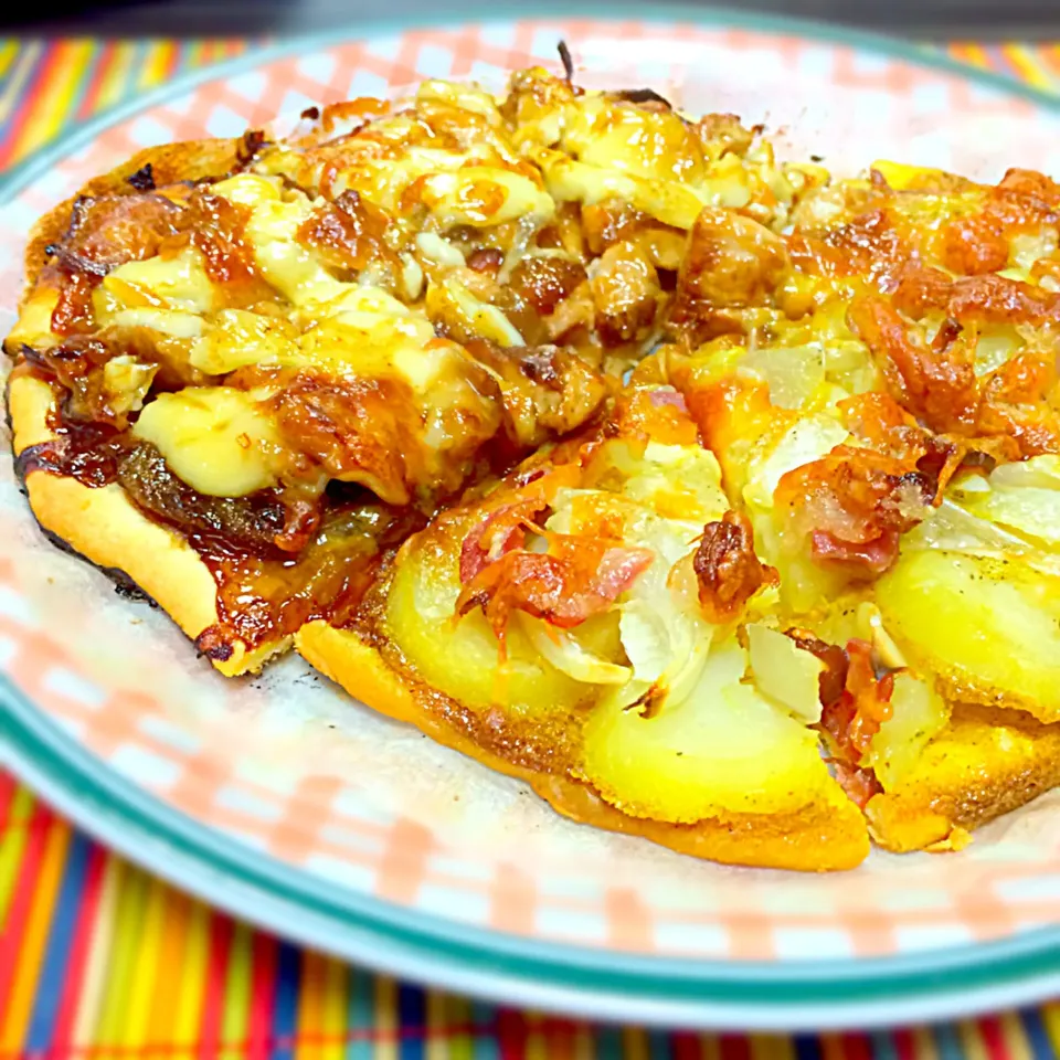 Snapdishの料理写真:照り焼きチキンマヨ×じゃがいもベーコンカレーのピザ◟́◞̀♡|さくらさん