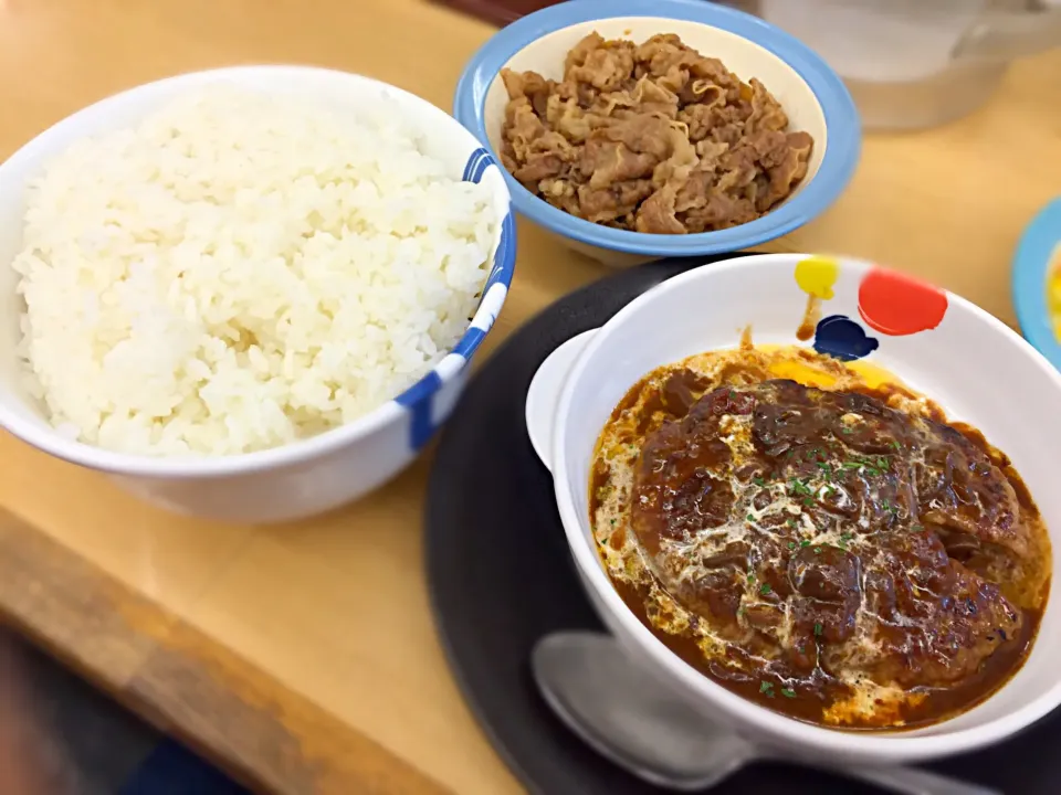 Snapdishの料理写真:松屋 ブラウンシチューハンバーグ定食ご飯特盛 プレミアム牛皿|ddr3rdmixさん