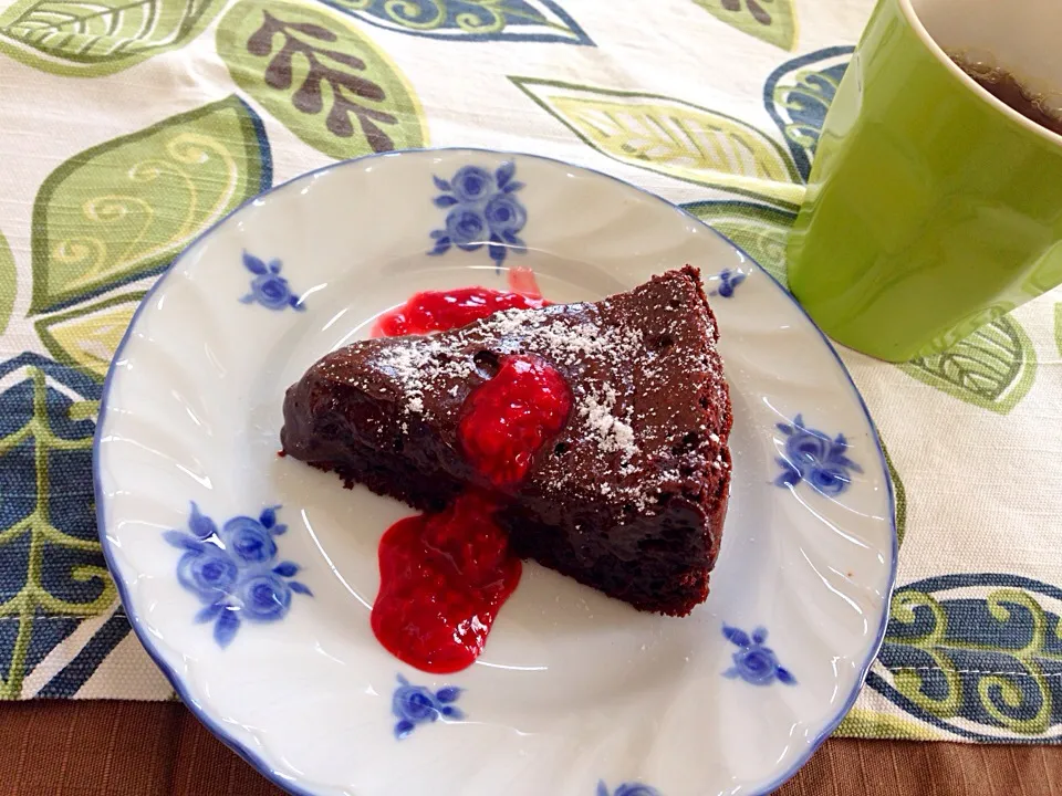 Snapdishの料理写真:チョコレートケーキベリーソース添え|Atelier de cuisine🍴さん