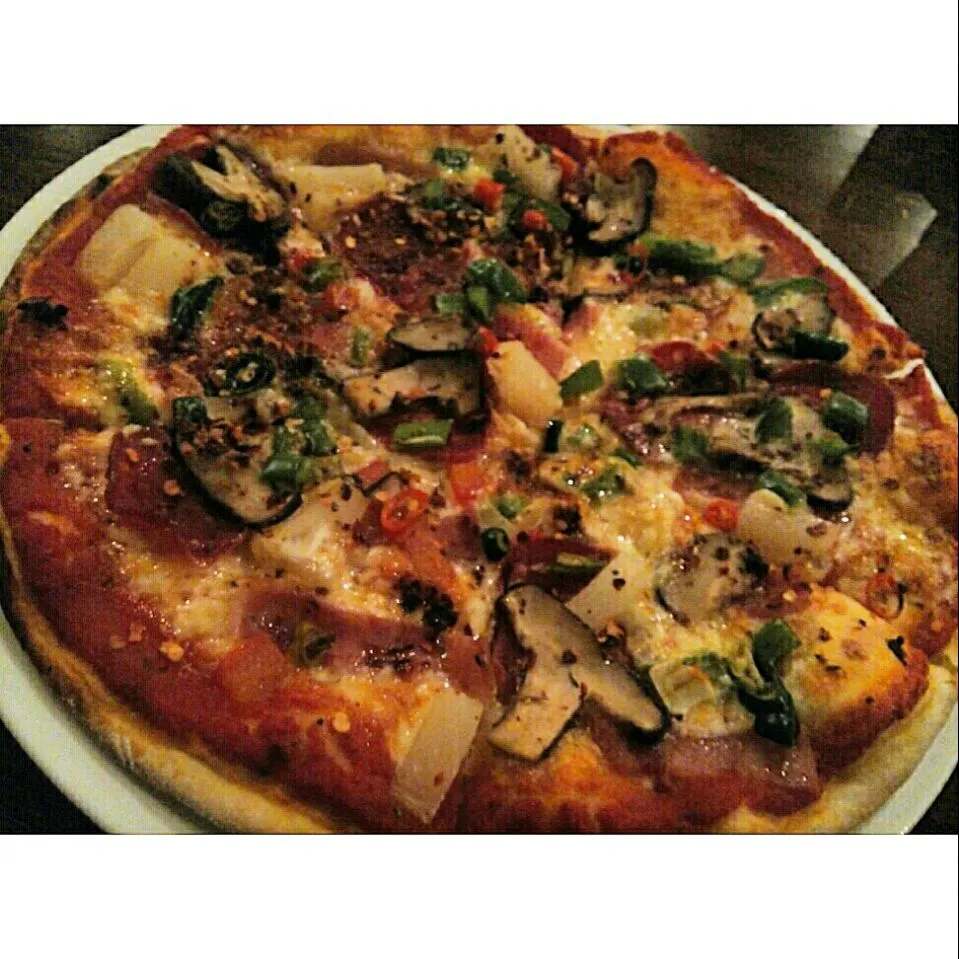 Homemade Pizza with extra chillies|fatinhattaさん