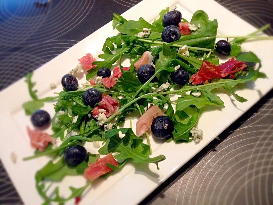 Snapdishの料理写真:Rucola salad with blueberries, ham and cheese|Angieさん