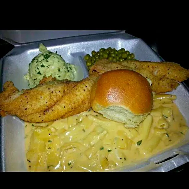 🎶 Saturday Soul 🎶 Fried #Fish Crab Penne #Pasta #Main dish #Seafood Potato Salad 😊 Sweet Petite Peas #Vegetable 🌟 #Side dish 😆 😆 The Cafe Soul Food ☺|Alisha GodsglamGirl Matthewsさん