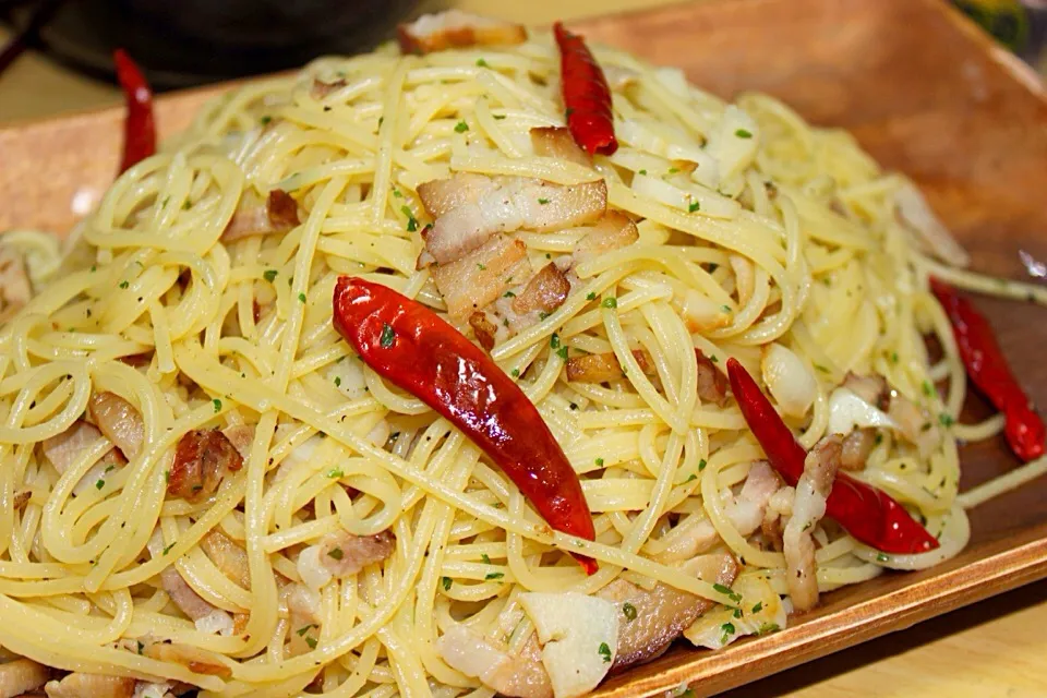 自家製ベーコンを使ってアーリオオリオペペロンチーノ 燻製の薫りがほとばしる！|さくたろうさん