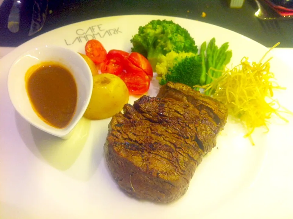 Grilled black pepper Australian beef tenderloin|skyblueさん