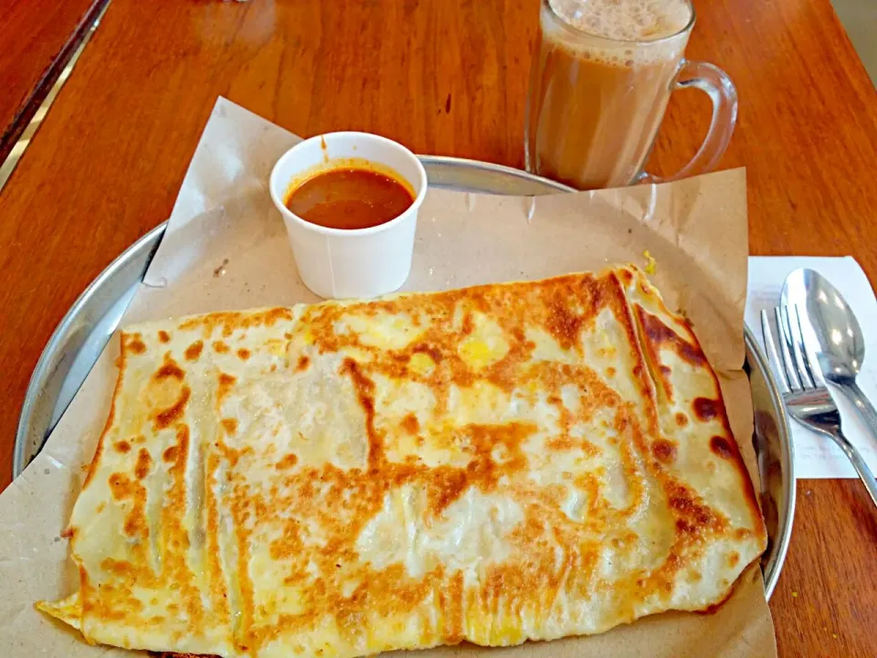 Sunday Yummy Breakfast 
Egg + Cheese Prata + Fish Curry + Teh Tarik 😙 Ordered a less sweet teh tarik 😉😄less guilty after drinking😆😁|🌷lynnlicious🌷さん