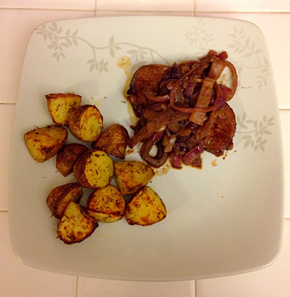 Red Wine Marinaded Steak with Roasted Garlic Potatoes|Anne Willさん