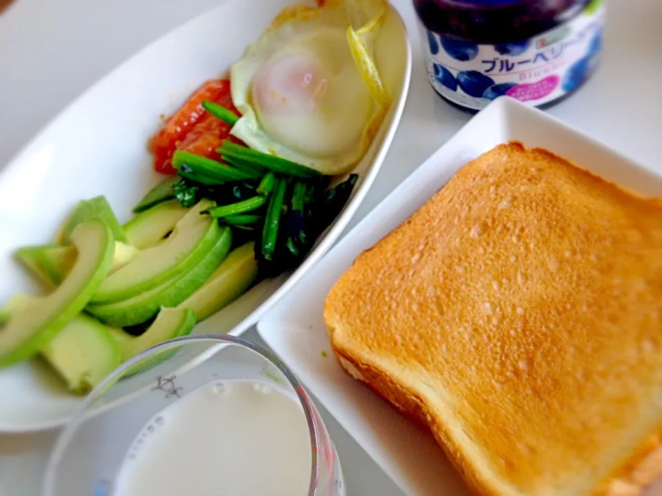 Eat healthy brunch :) Toast, Fried egg/tomate/spinach, avocado|🍅Mom.さん