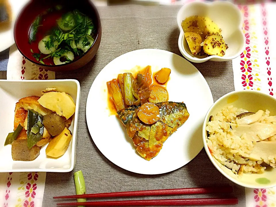 鯖の味噌煮、なんちゃって松茸炊き込みご飯、里芋煮物、お吸い物、じゃがいもの粒マスタード和え|あいさん