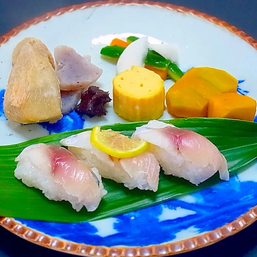 今日のお昼ご飯  お弁当の残りを盛付けて😊 鯵寿司、出汁巻き、こんにゃく•親芋炙り 田楽味噌添え、南瓜煮、和風ピクルス|akazawa3さん