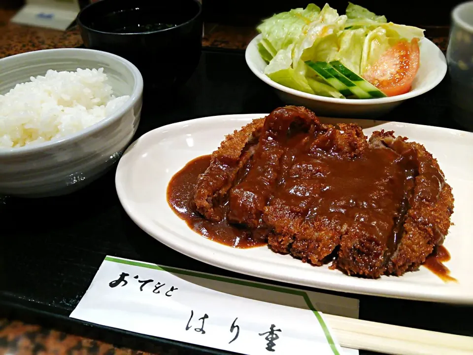 大阪では比較的有名どころの肉屋さん直営の洋食屋さんでビーフカツをいただく🍴🐮でも、ソースがあまり好みじゃなくてプチ玉砕な気分😢|にゃあ（芸名）さん