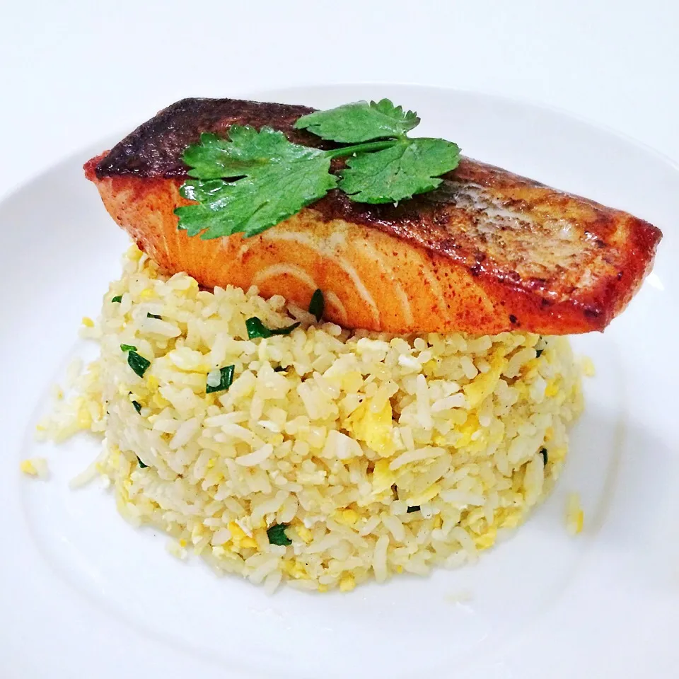 Fried egg rice with salmon coated in teriyaki sauce|12Dragonさん