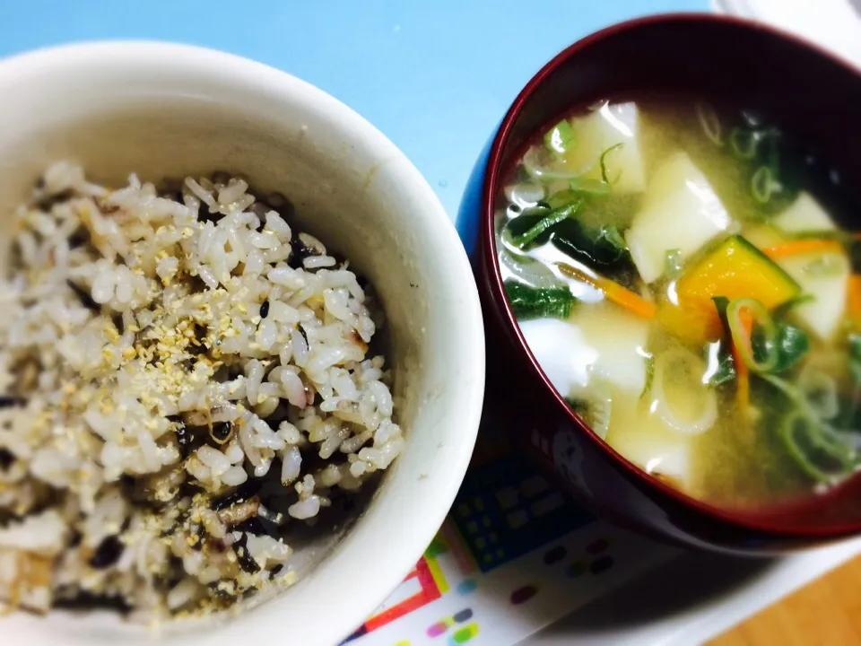 五穀米のミョウガと塩昆布ご飯、里芋と南瓜の味噌汁|ちょきさん