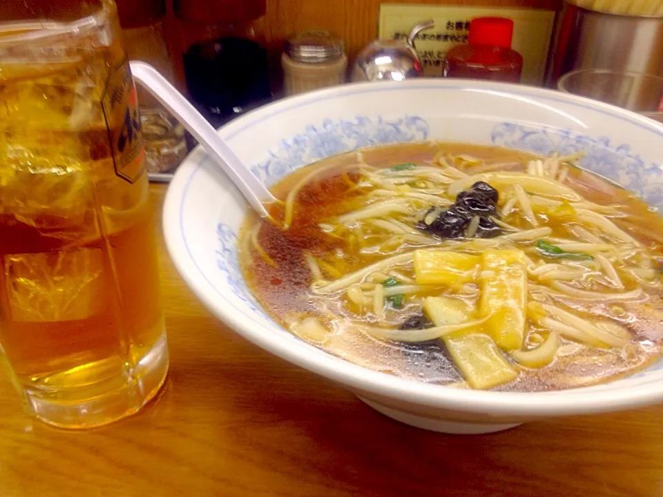 Snapdishの料理写真:福しん ウーロンハイともやしラーメン|kenmaohさん