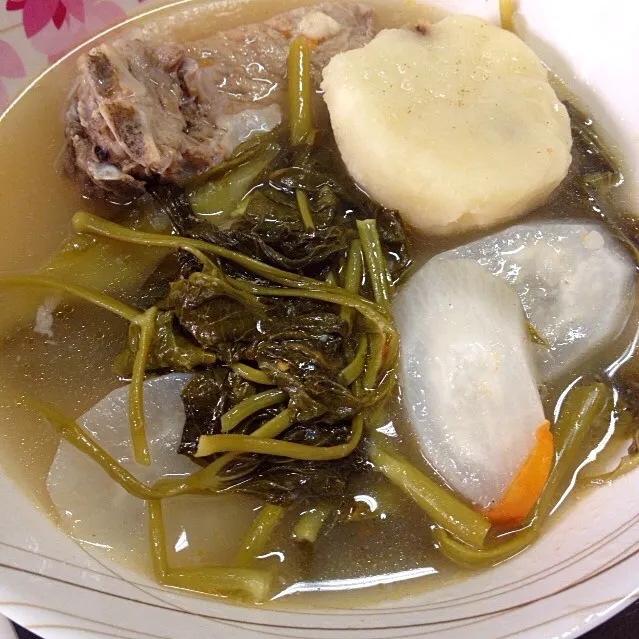 Snapdishの料理写真:昼飯は Sinigang na Baboy 豚肉のシニガン。タマリンドの酸っぱいスープをご飯にかけて食べるとんまいんだ（慣れればね(；´∀｀)|Kenny Hiraiさん