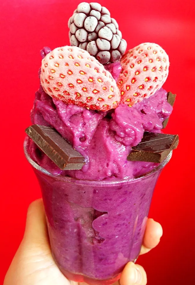 Purple sweet potato nana ice cream topped with berries and dark chocolate square|coxiella24さん