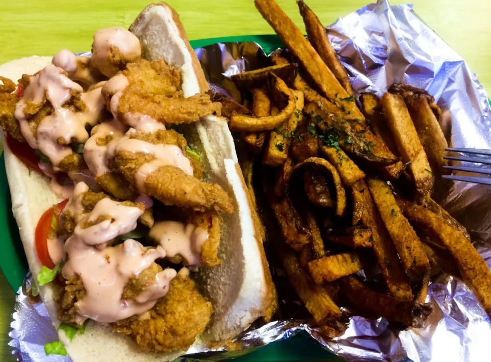 Snapdishの料理写真:Shrimp Po' Boy Sandwich with Homemade French Fries|sooprcoolchicaさん