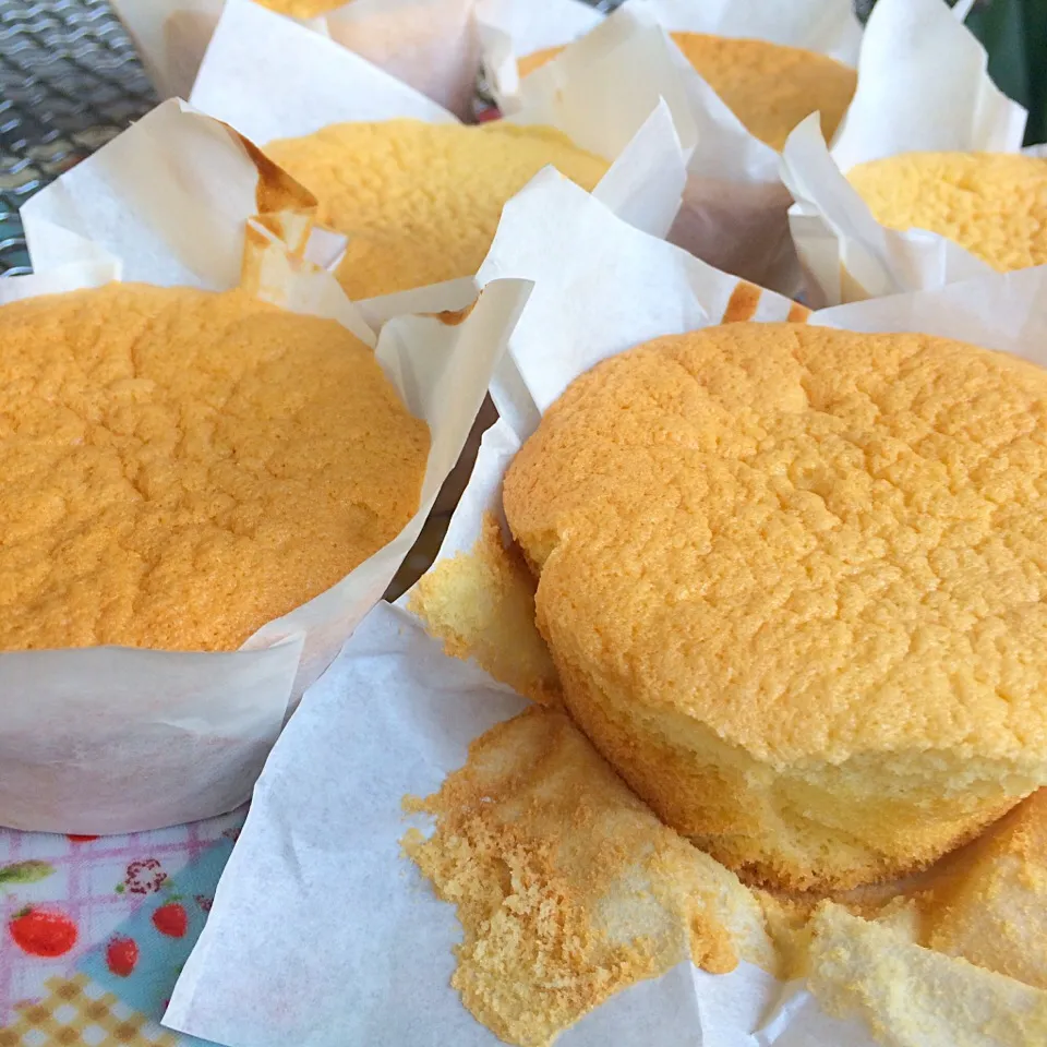 Soft sponge cakes in papers|Trish Wongさん